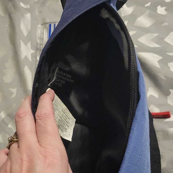 Roots to sling bag - Picture 2 of 4